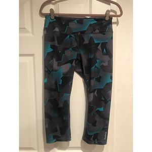 Mid rise workout capri's